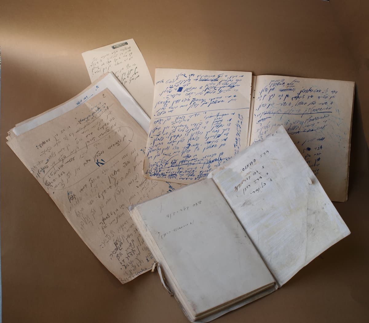Some of Avrom Sutzkever‘s poems written in the Vilna ghetto and their drafts