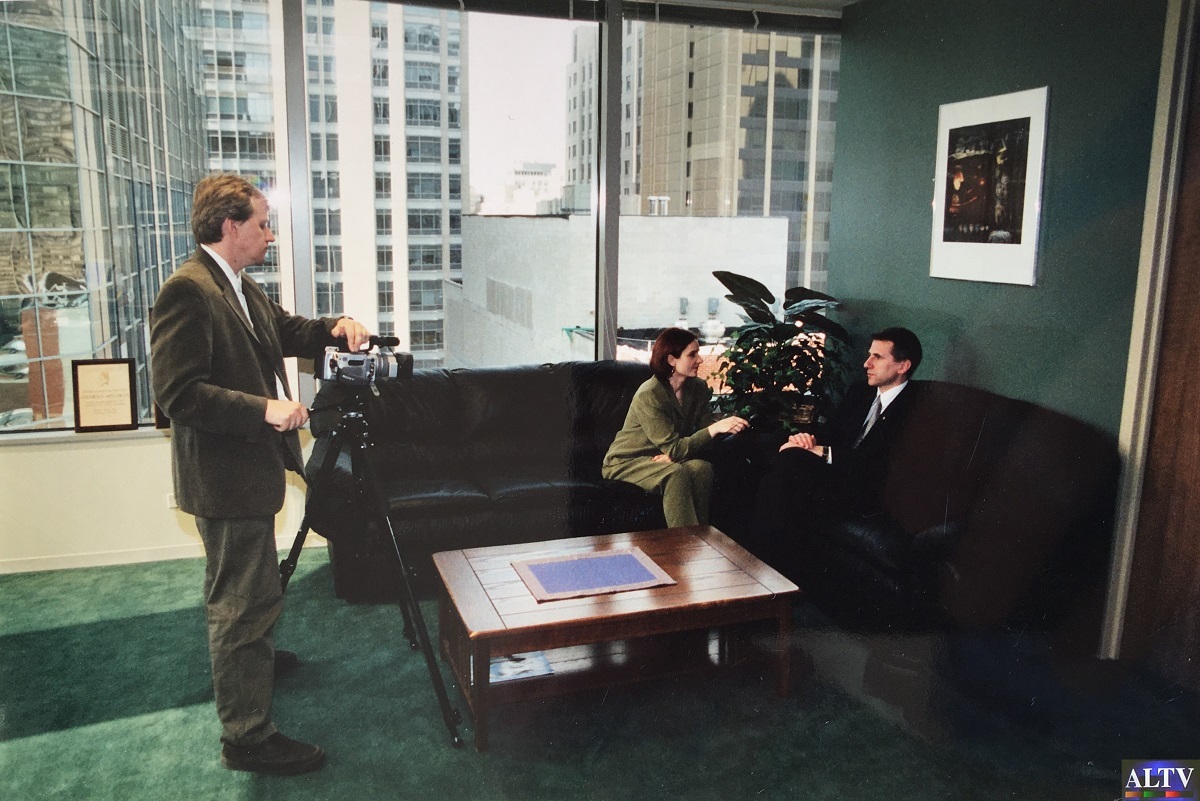 ALTV correspondents Karilė Vaitkutė and Arvydas Reneckis at the Lithuanian Consulate in Chicago with Ambassador Vygaudas Ušackas (Photo from A. Reneckis’ archives)